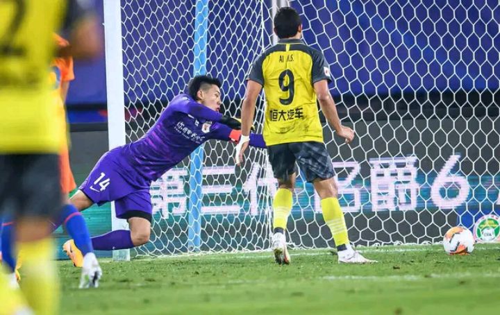 “十大足球赌注软件”
战术盲目杂乱 不是广州恒大踢得好 而是山东鲁能踢得乱(图3)