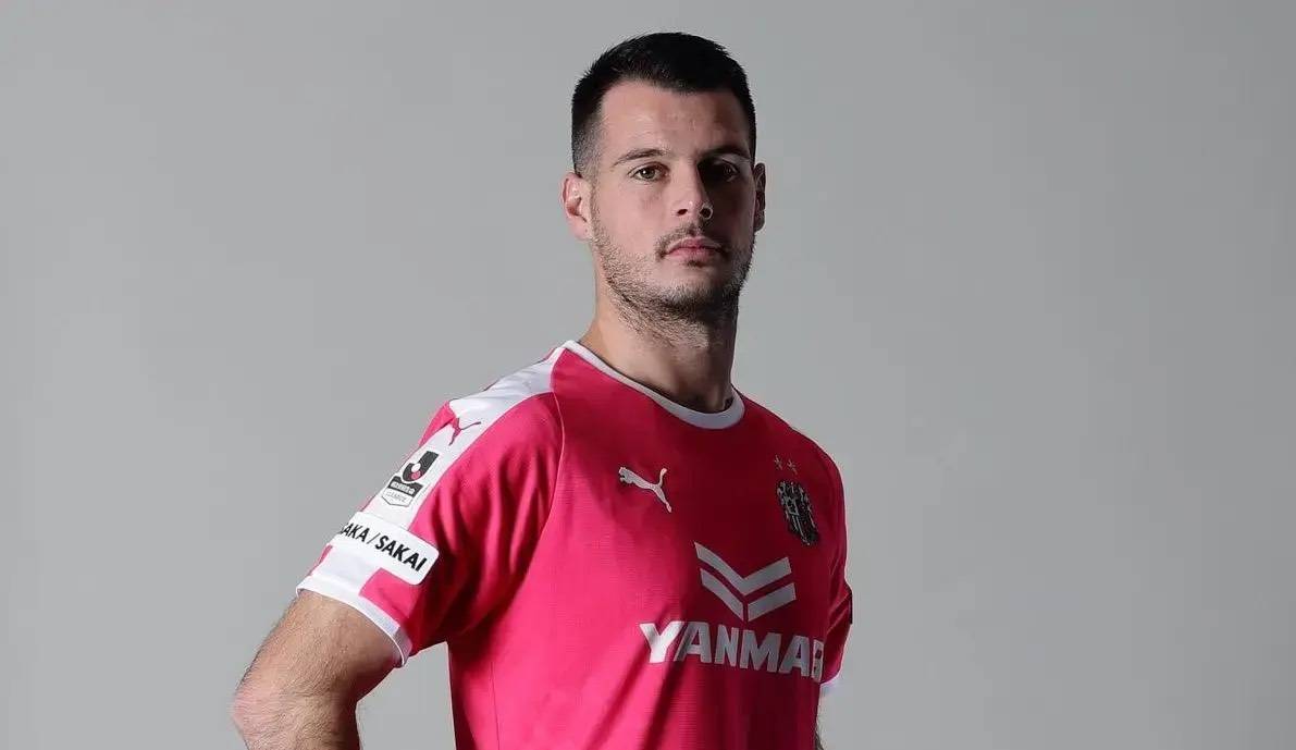 “足球赌注软件APP”
申花第4外援浮现 锁定J联赛30岁空霸中后卫 后防焦点离队剩1悬念(图2)